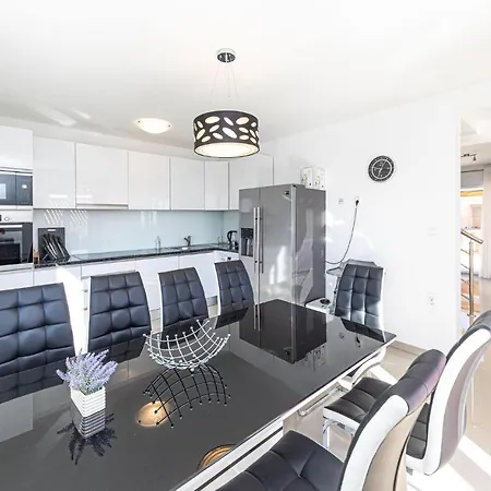 Holiday home 4 Bedroom Beautiful In
