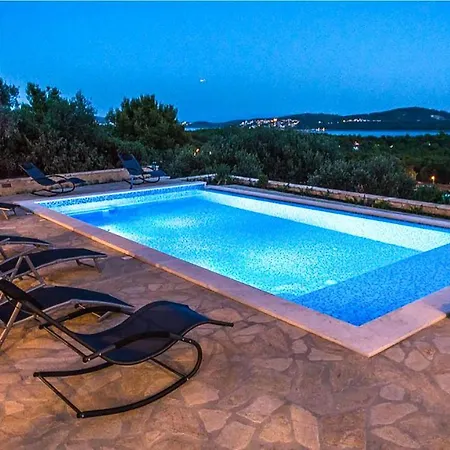 4 Bedroom Beautiful In Holiday home