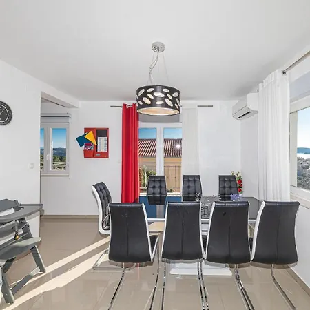 4 Bedroom Beautiful In Holiday home
