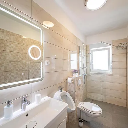 Holiday home 4 Bedroom Beautiful In Seget Vranjica